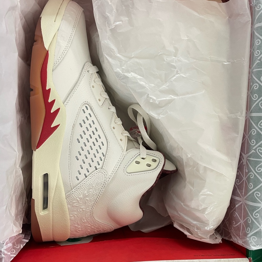 Nike Air Jordan “El Grito” Sail Jordan 5s, bran new never worn, 10/10 condition